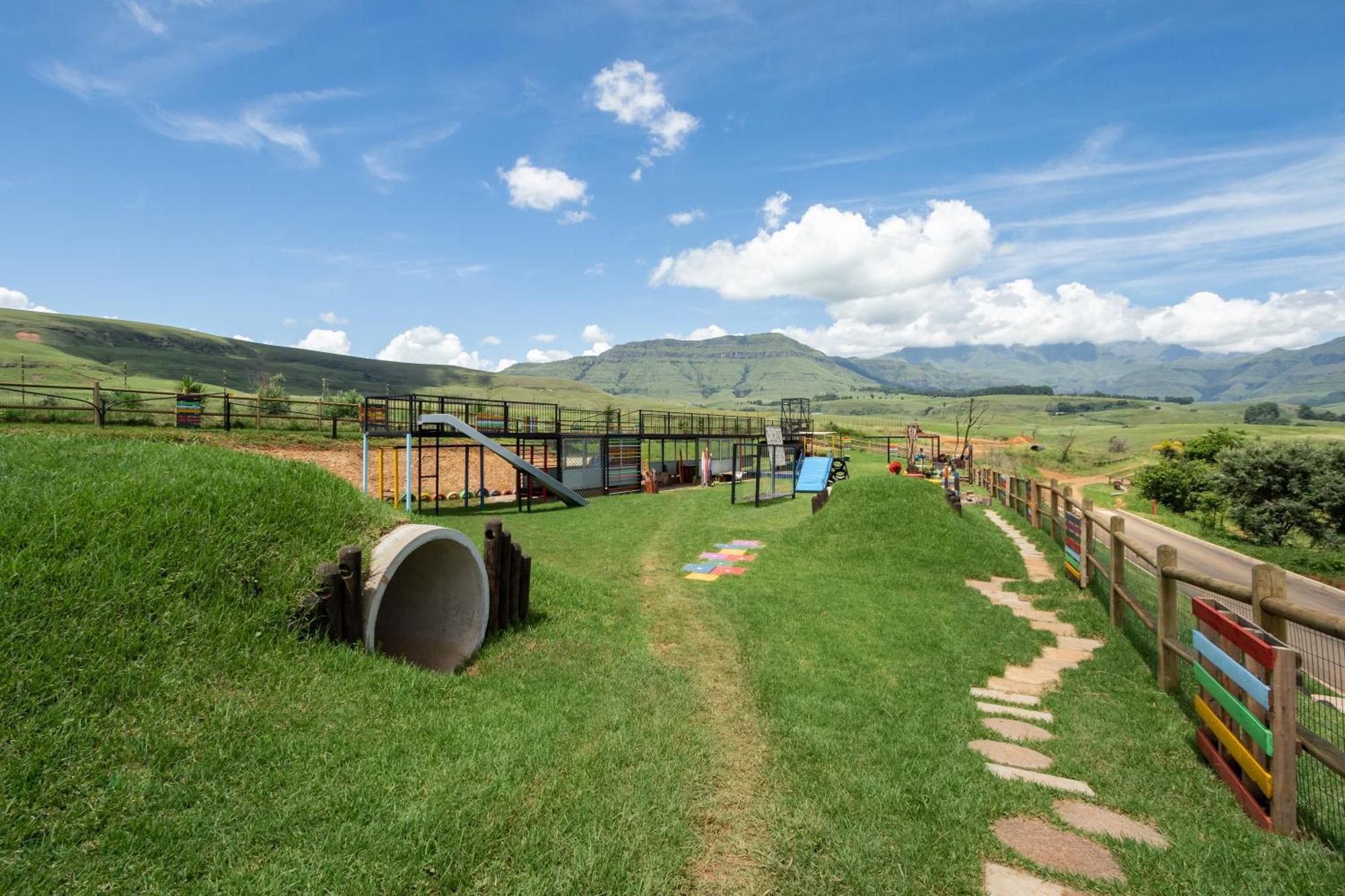 Dragonview Lodge Champagne Valley Esterno foto