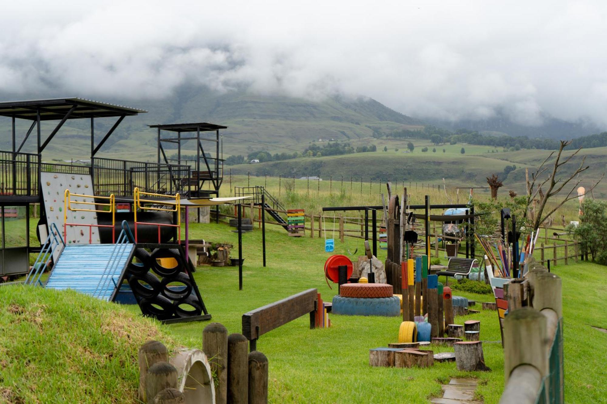 Dragonview Lodge Champagne Valley Esterno foto