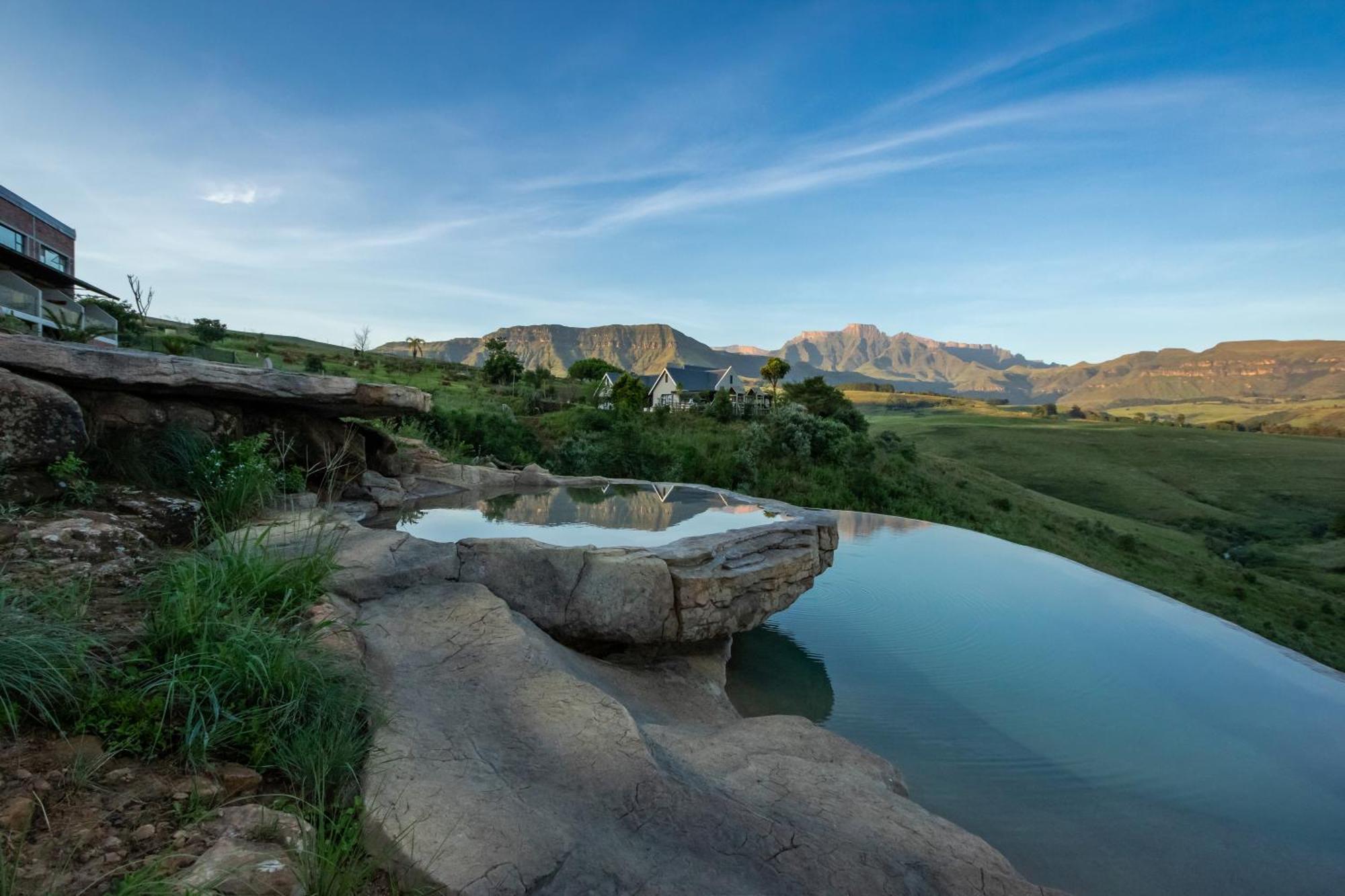 Dragonview Lodge Champagne Valley Esterno foto
