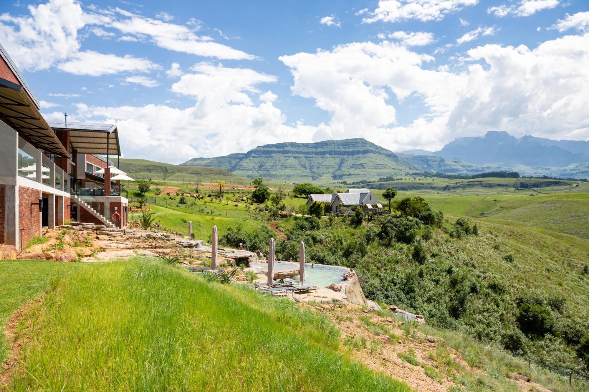 Dragonview Lodge Champagne Valley Esterno foto