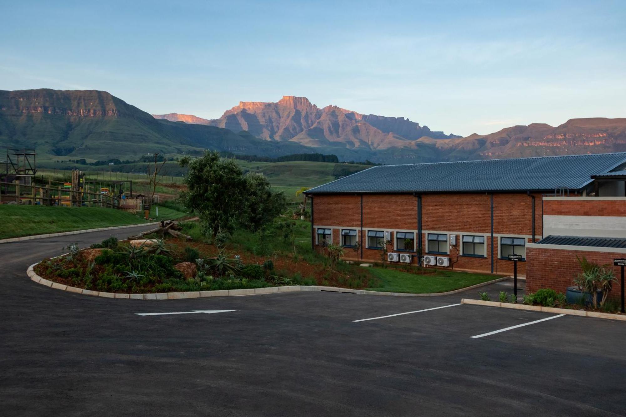 Dragonview Lodge Champagne Valley Esterno foto