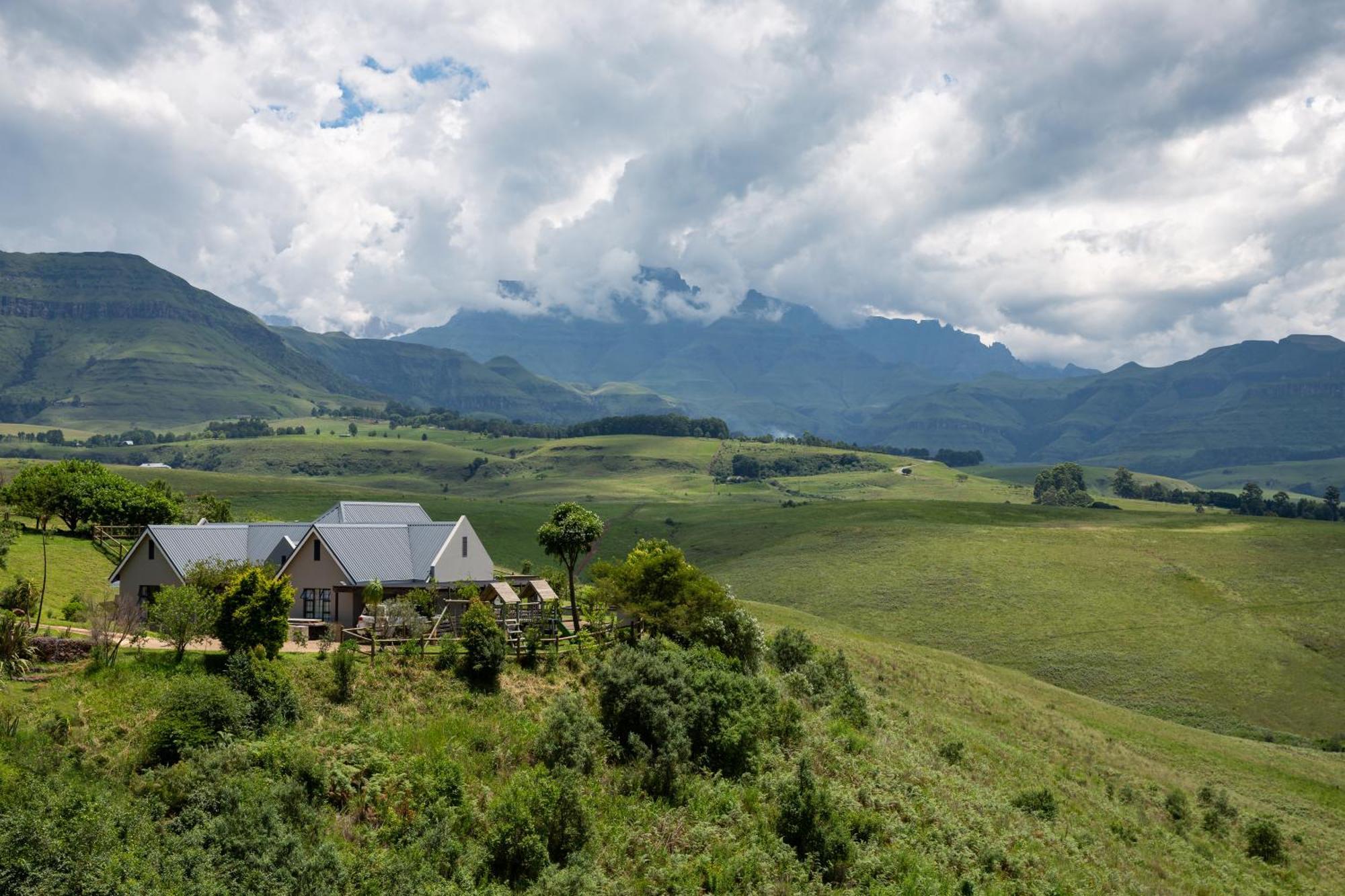 Dragonview Lodge Champagne Valley Esterno foto